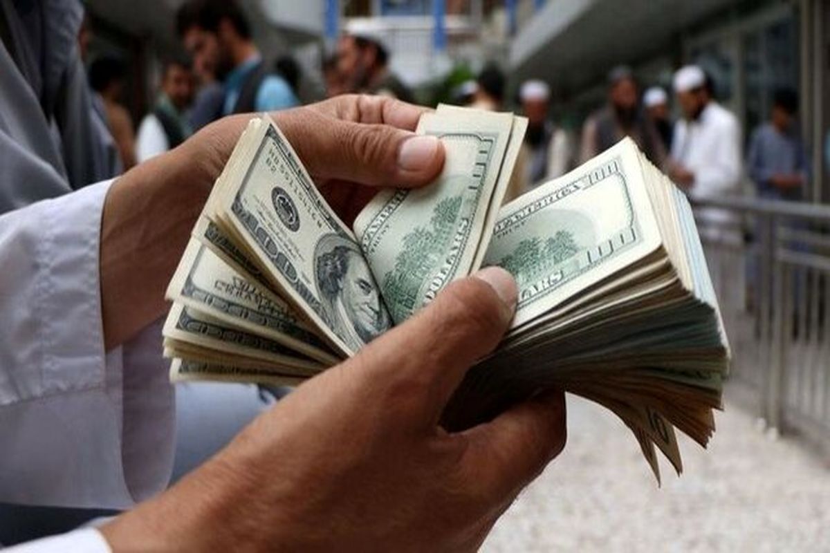 دلار وارد کانال ۷۰ هزار تومان شد/کاهش تقاضای سفته‌بازی