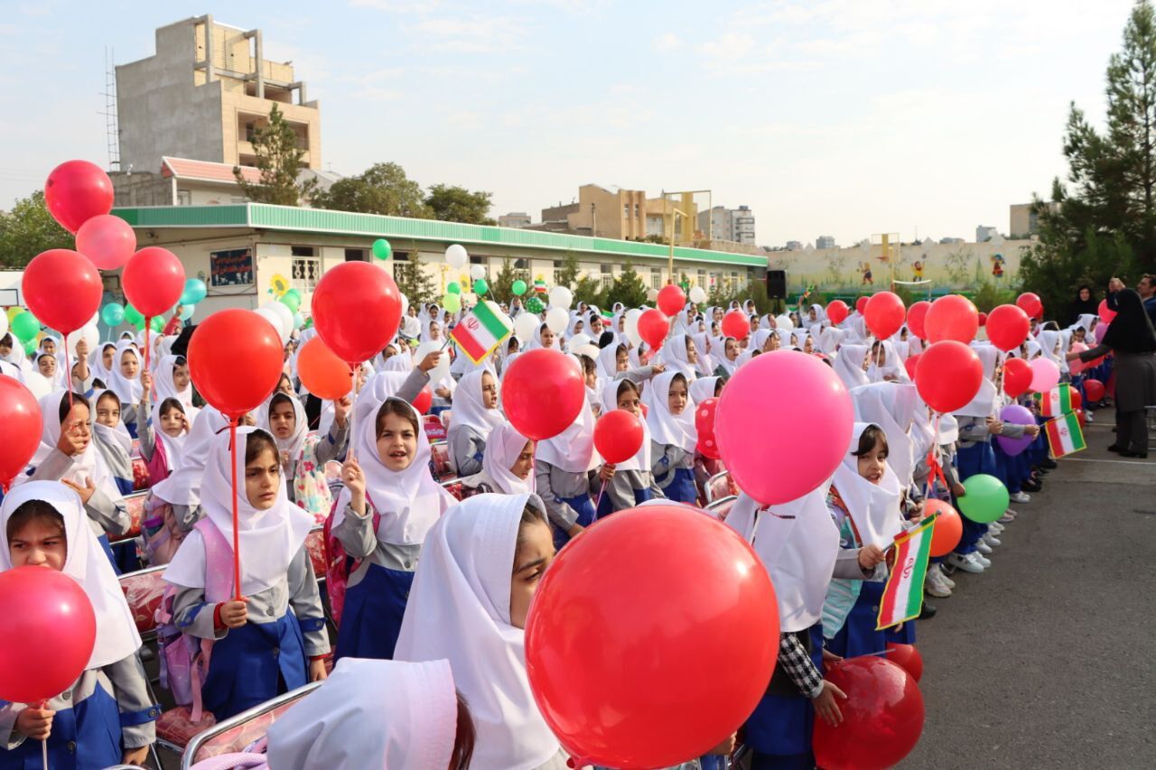 جای خالی ۳۴ دانش‌آموز و ۷ معلم شهید